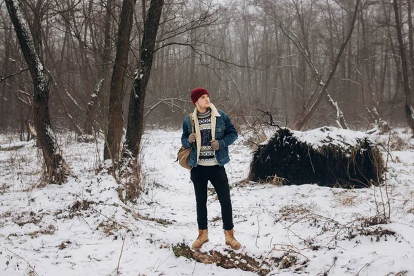 Voyageur en chapeau rouge — Photo