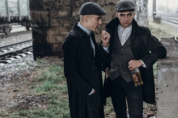 Gangsters mannen met alcohol — Stockfoto