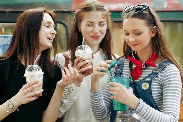 Девушки с мороженым и коктейлем — стоковое фото