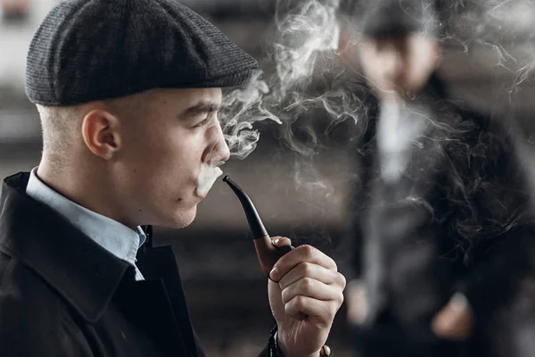 Mannen smoking.and poseren — Stockfoto