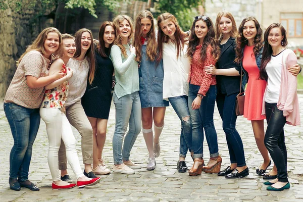 Девушки позируют стоя на городской улице — стоковое фото