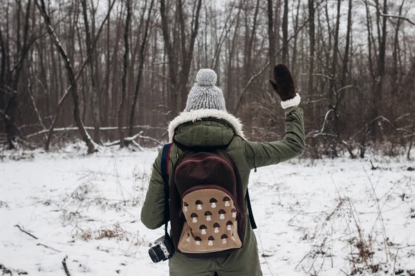 Mulher elegante com mochila — Fotografia de Stock