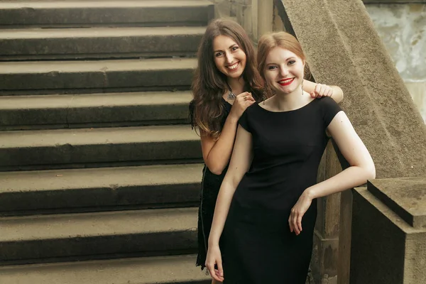 Chicas de pie en escaleras —  Fotos de Stock