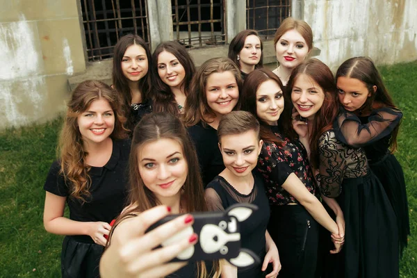 Grupo femenino en vestido negro —  Fotos de Stock