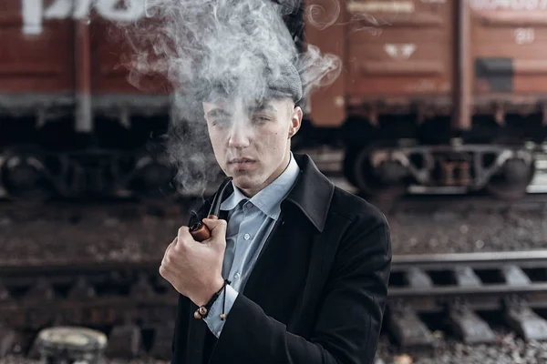 Stilvoller Gangster-Mann beim Rauchen — Stockfoto