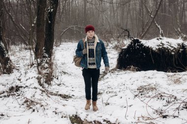 Kırmızı şapkalı hipster seyahat