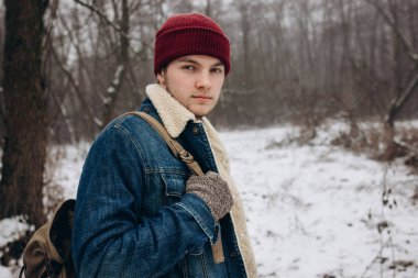 hipster seyahat sırt çantası ile