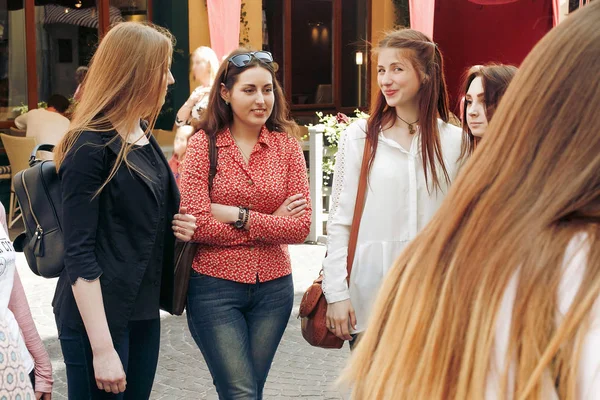 Ragazze divertirsi sulla strada — Foto Stock