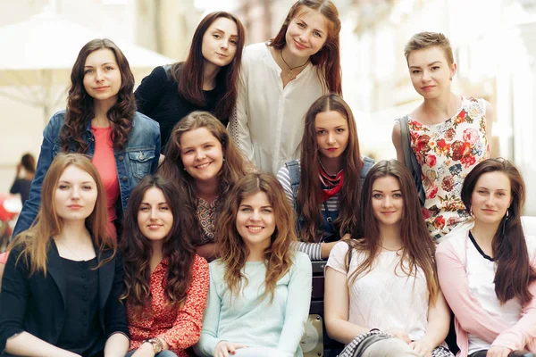 Girls sitting on bench — Stock Photo, Image