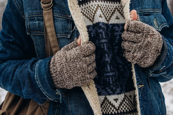 Stílusos utazó a hűvös pulóver — Stock Fotó