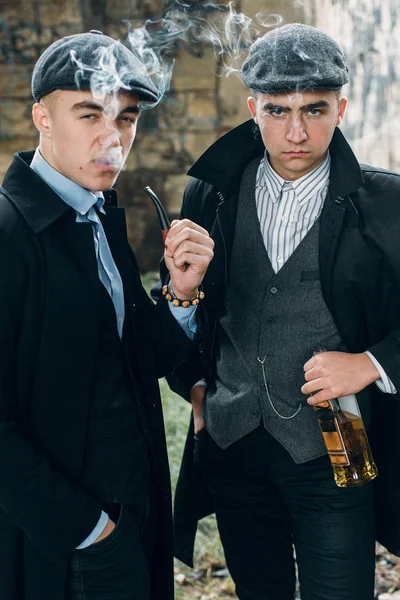 Şık gangsterler Sigara — Stok fotoğraf