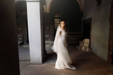 güzel sarışın gelin