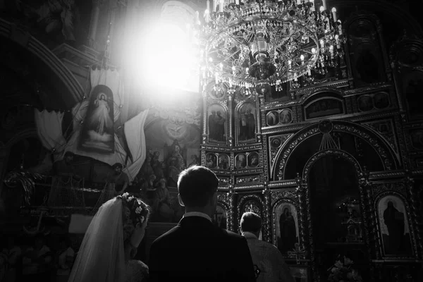 Novia y novio sosteniendo velas — Foto de Stock