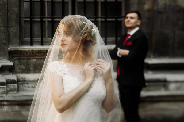 Élégant couple de mariage posant — Photo