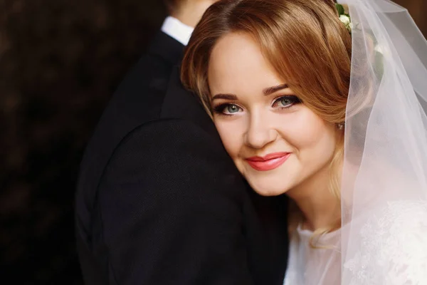 Szczęśliwy newlywed para — Zdjęcie stockowe