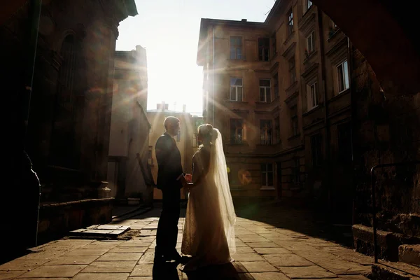 Casal recém-casado na rua — Fotografia de Stock