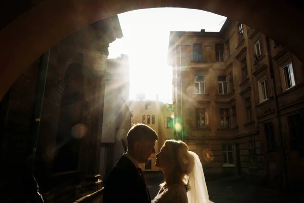 Coppia di sposi in strada — Foto Stock