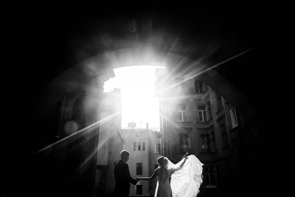 Casal dançando na rua — Fotografia de Stock