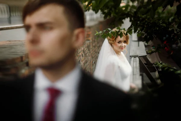 Nygift par utomhus — Stockfoto