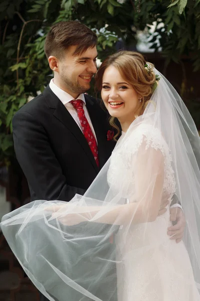 Casal na velha rua italiana — Fotografia de Stock