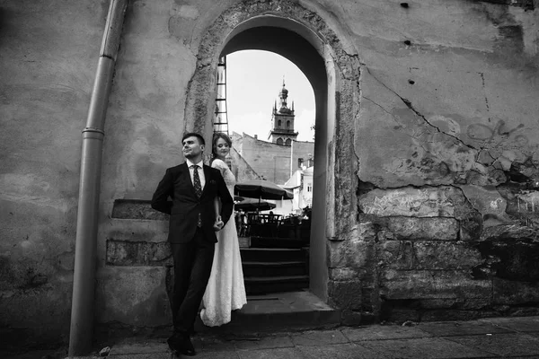 Paar in Italiaanse straat — Stockfoto