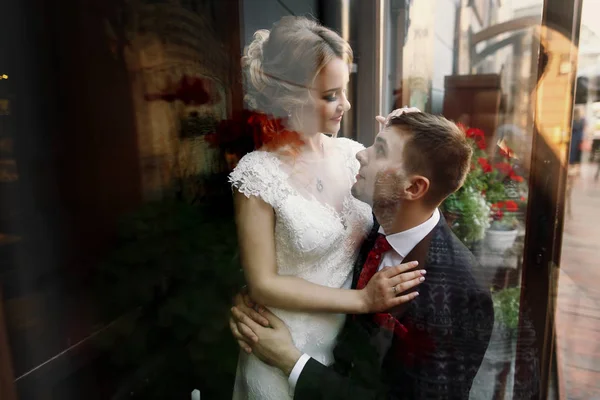 Casal recém-casado na rua italiana — Fotografia de Stock