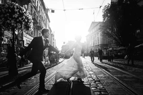 Divertido casal recém-casado correndo — Fotografia de Stock