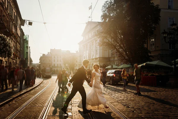 Divertido casal recém-casado correndo — Fotografia de Stock