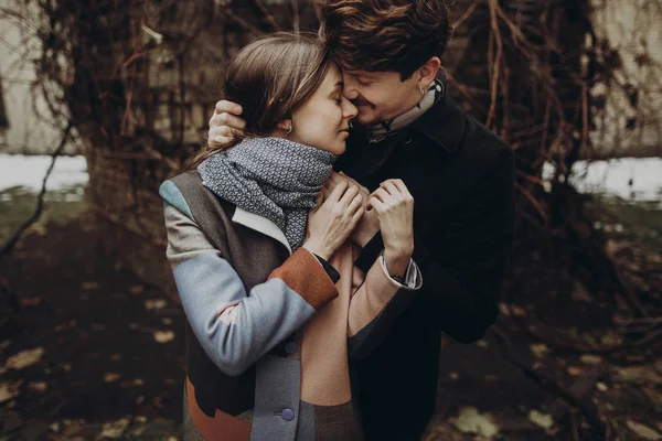 Abraço casal romântico — Fotografia de Stock