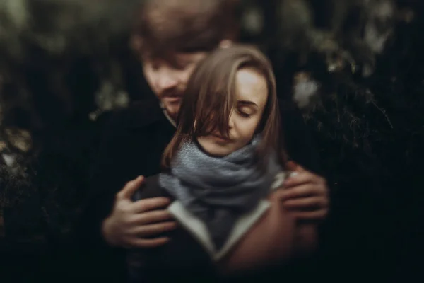 Romantiska par kramar — Stockfoto