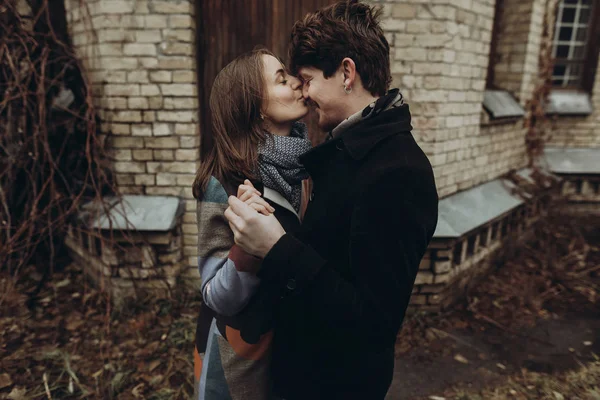 Élégant homme et femme baisers — Photo