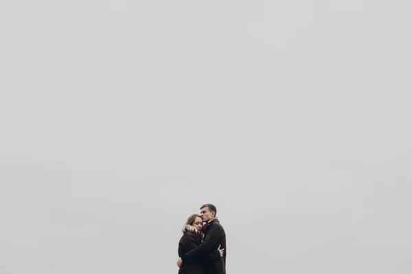 Elegante casal hipster abraço — Fotografia de Stock
