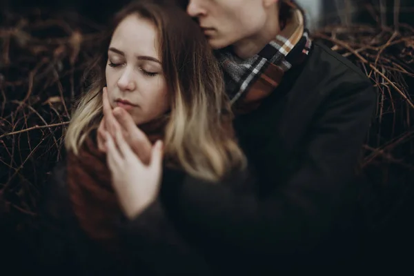 Elegante casal hipster abraço — Fotografia de Stock