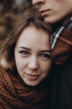 şık kadın kucaklama adam