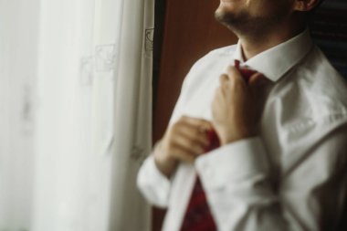 beyaz gömleği giyince damat