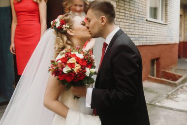 Yakışıklı damat öpüşme gelin 