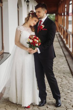 damat ile gelini tutuşup