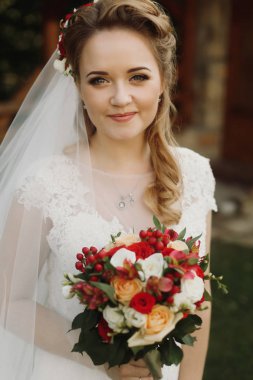 Gelin düğün buketi tutuyor.