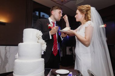 Gelin ve damat pasta tatmak