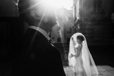 Gelin ve damat sokakta poz 