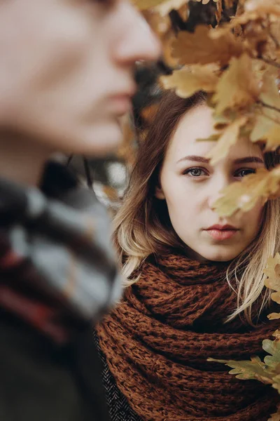 Mujer hipster con estilo y hombre —  Fotos de Stock