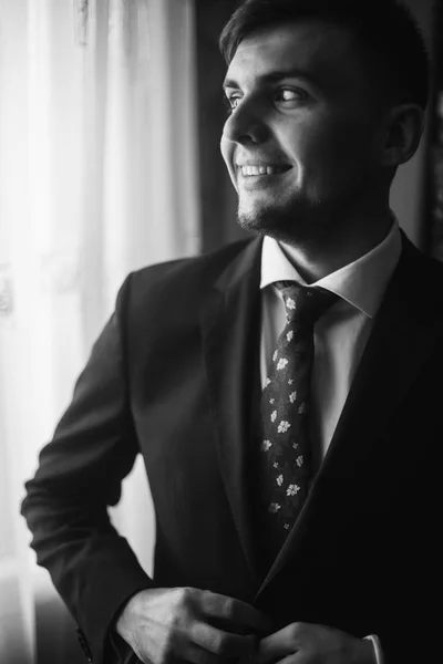 Schöner Bräutigam im schwarzen Anzug — Stockfoto