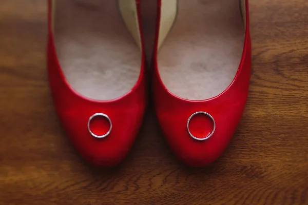 靴の上の結婚指輪 — ストック写真