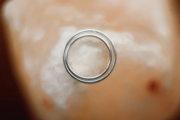 커플은 결혼 반지 — 스톡 사진