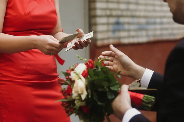 Наречений платить за наречену служниці — стокове фото
