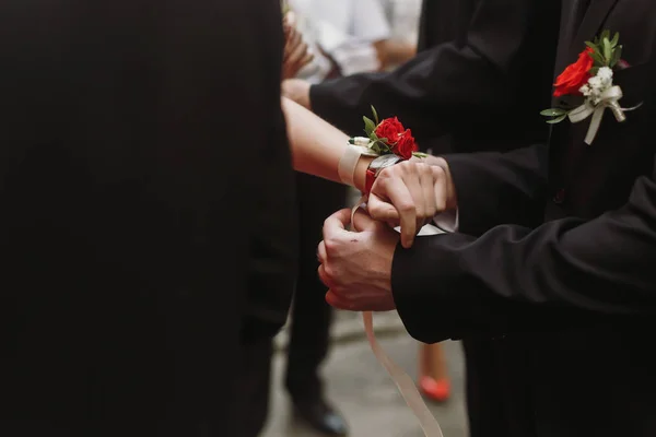 Groom putting on boutonniere — Stock Photo, Image