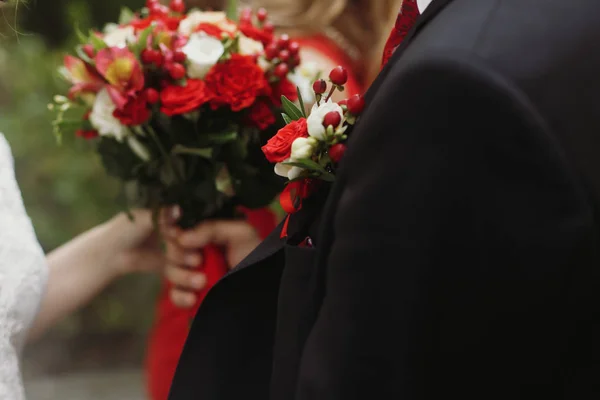 Жених держит свадебный букет — стоковое фото