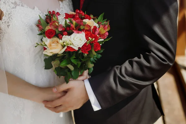 Hochzeitsstrauß aus roten Rosen — Stockfoto