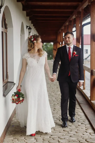 Bride holding hands with groom — Stock Photo, Image