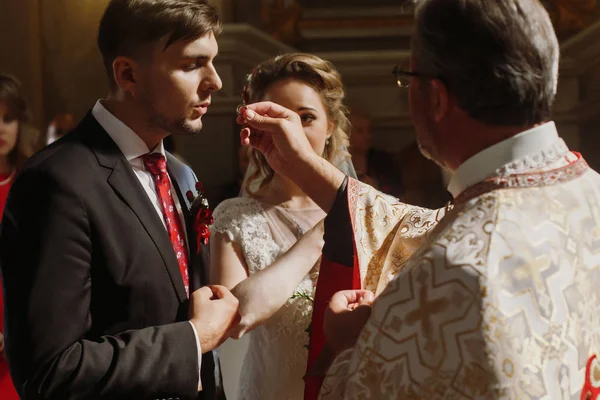 Casal beijando anéis de casamento — Fotografia de Stock